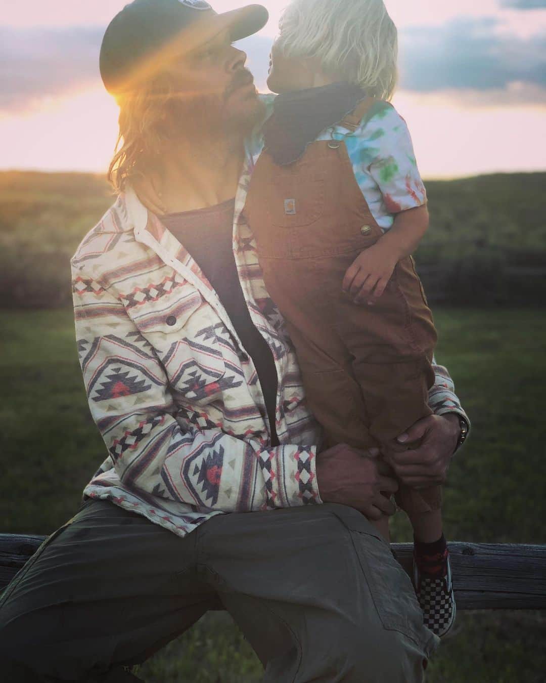 のインスタグラム：「Sunsets Snuggles with the little fox.  #dad #dadlife #homelesschicdad #Canyouguyspleasehelpmewithhashtags #theysayineedtousehashtags #imgonnagiveitashot @fahertybrand implementing your hashtags now! #workingdad #countrylife #barnlife #sunset #camplife #beherenow #happinessisthejourney #littlefox #daughterswilllovelikeyoudo #belove #leadwithlove #belove #fathersanddaughters」