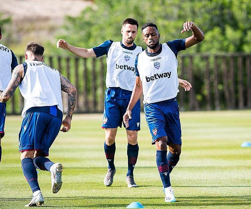 レバンテUDさんのインスタグラム写真 - (レバンテUDInstagram)「Go!!!!!!! #LevanteVillarreal ⚽️💪 ---- #MachoLevante #LevanteUD #LaLiga #laligasantander #Futbol #Football #110AñosDeResistencia #OrgullGranota #PreSeason #LUDInside」7月21日 1時49分 - levanteud