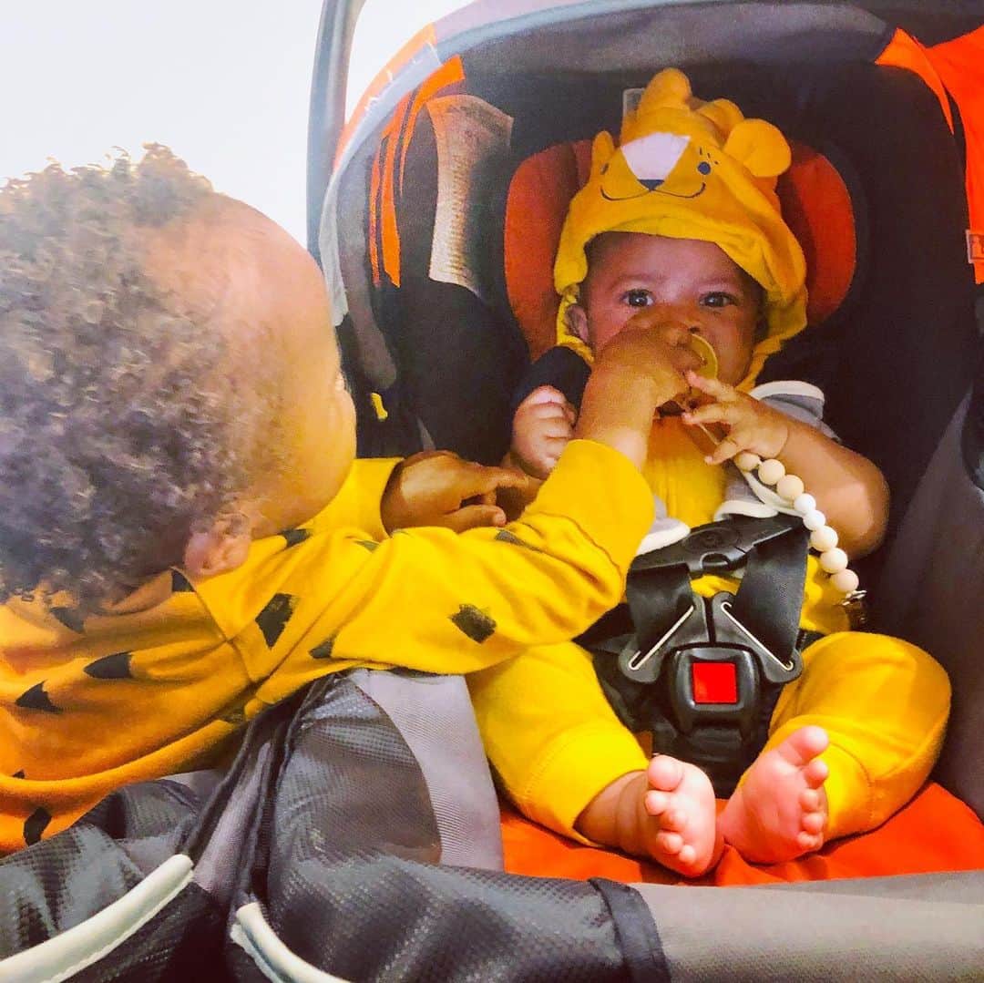 ロックモンド・ダンバーのインスタグラム：「Congrats to my love bug Pharaoh for potty training himself before his 2nd birthday this week on top of helping with his little brother. #ittakesavillage #littlebrotherlove」