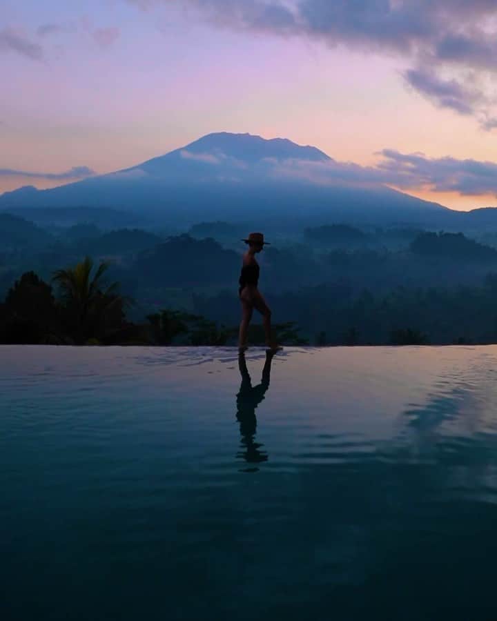リリー＝ローズ・メロディのインスタグラム：「It’s almost midnight here in East Java and we’re off to some exciting volcano+sunrise adventures🌋 I wish you all a fantastic weekend! #lilyinbali.  Music by @clozeemusic」