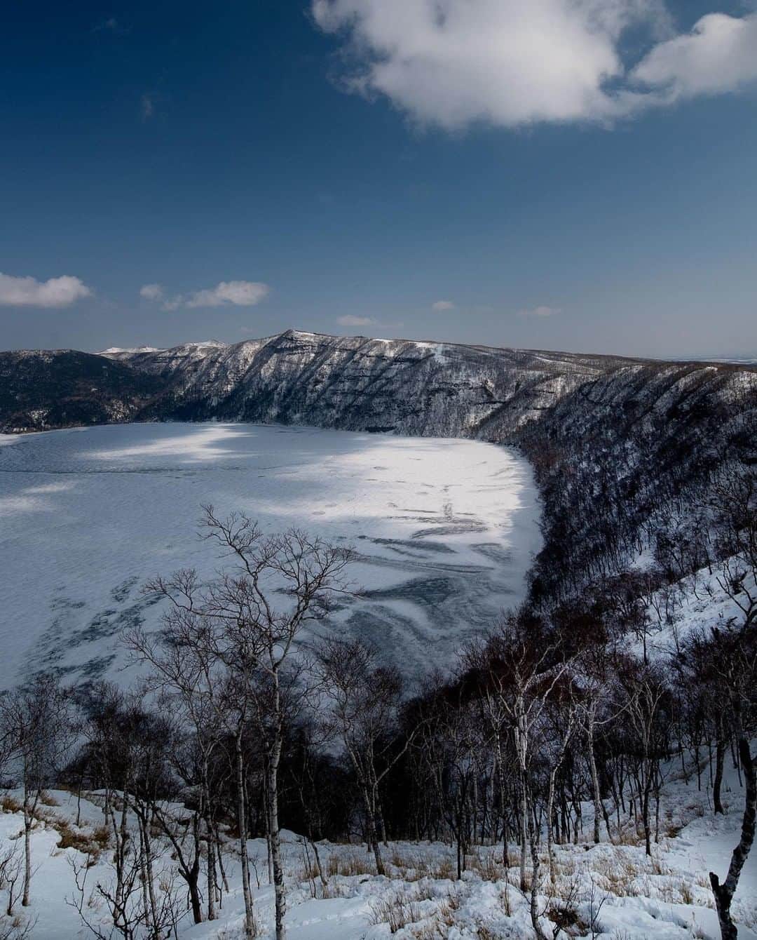 Lonely Planetさんのインスタグラム写真 - (Lonely PlanetInstagram)「'This is the beautiful Lake Mashu, a crater lake formed in the caldera of a potentially active volcano. It is located in Akan National Park on the island of #Hokkaido, #Japan. The lake has been called the clearest lake in the world, at this time of the year though, it is totally frozen over with a thick layer of ice.' – @pearsonphotography -- Tap our link in bio for more information on traveling to Hokkaido!」7月21日 2時00分 - lonelyplanet
