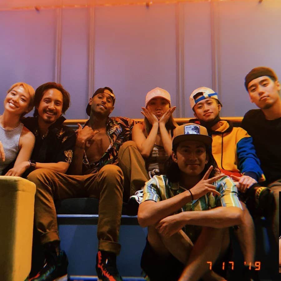 ショーン・エバリストのインスタグラム：「India 🇮🇳✔️ @bigdancecentre 💛🙏🏽😌So much love to these folks right here and to all the students that rocked with us during camp. . . @tonytzar @riehata @melvintim2 @trevortakemoto @juliandeguz13 @ayehasegawa @brianpuspos . . . . @atulbigdance @akankshabhakoo just wow. Thank you for being the most wonderful caring hosts for our trip. In such a foreign place you made myself and Aye Chan feel so at home. Thank you for giving us the opportunity to exchange, giving your time and energy and sharing your beautiful culture with us. We hope to do the same next time you come to LA!! India I can’t wait to come back🙌🏽」