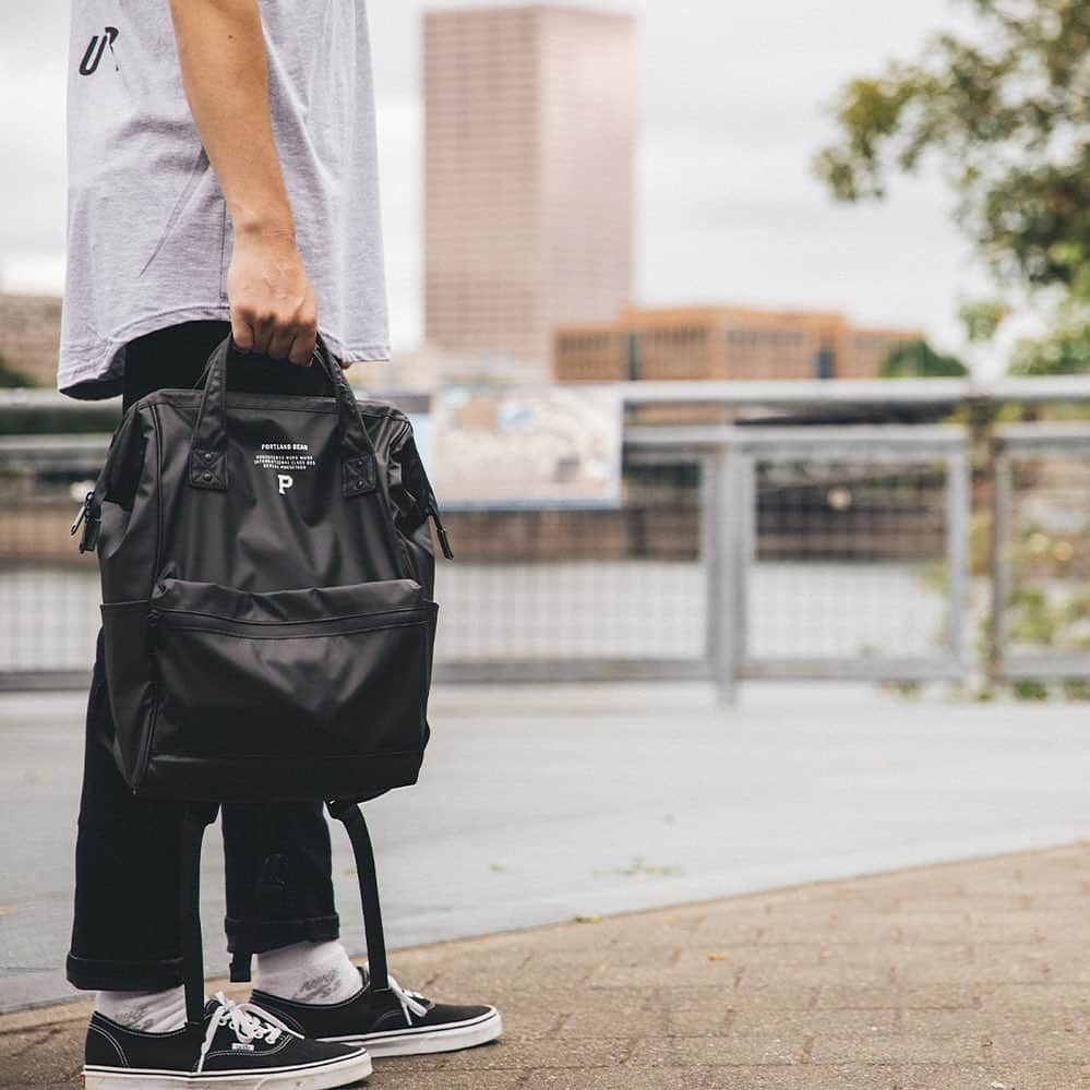 Portlandさんのインスタグラム写真 - (PortlandInstagram)「We all know the weather in Portland can be unpredictable, that’s why @portlandgear new “commuter bag” is perfect for your everyday use. With wet seal zippers, pockets and just the right size to fit your laptop and daily essentials, we believe you won’t be able to leave the house without it.  Now available in black online and in store for $70, grab one before they’re gone! (Link in bio)  #portland #pdx #portlandnw #bag #portlandgear」7月21日 2時02分 - portland