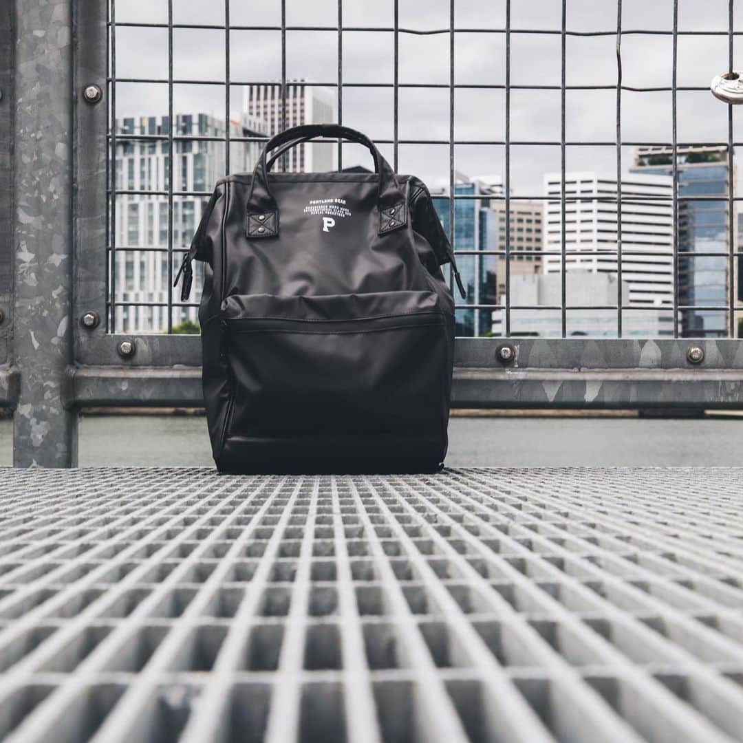 Portlandさんのインスタグラム写真 - (PortlandInstagram)「We all know the weather in Portland can be unpredictable, that’s why @portlandgear new “commuter bag” is perfect for your everyday use. With wet seal zippers, pockets and just the right size to fit your laptop and daily essentials, we believe you won’t be able to leave the house without it.  Now available in black online and in store for $70, grab one before they’re gone! (Link in bio)  #portland #pdx #portlandnw #bag #portlandgear」7月21日 2時02分 - portland