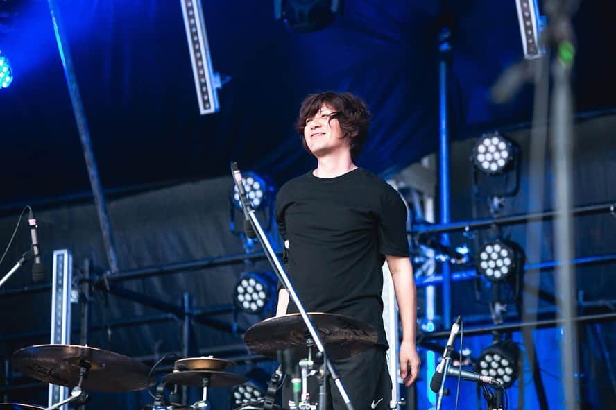 HIROSHIのインスタグラム：「‪初のNUMBERSHOT 2019‬ ‪雨の中、のぼせもんSTAGEにみんながいっぱい集まってくれてて嬉しかった。‬ ‪お陰で楽しかったよ。 一緒に遊んでくれた音もだち達ほんまにありがとう。‬ ‪次は向こう側のステージに立てるように頑張ります！‬ ‪風邪引くなよ！‬ ‪photo by @kawado_photo ‪#rottengraffty  #ロットン」
