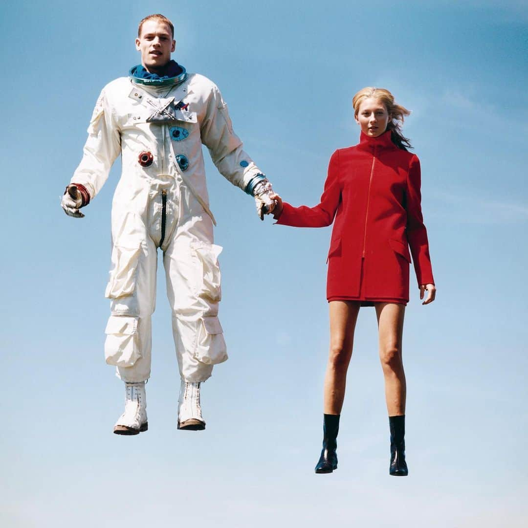 Vogueさんのインスタグラム写真 - (VogueInstagram)「Celebrating the 50th anniversary of Apollo 11’s historic landing, which put the first humans on the moon years. What will the next 50 years bring? Photographed by @arthurelgort, Vogue, November 1998. #Apollo50」7月21日 2時17分 - voguemagazine