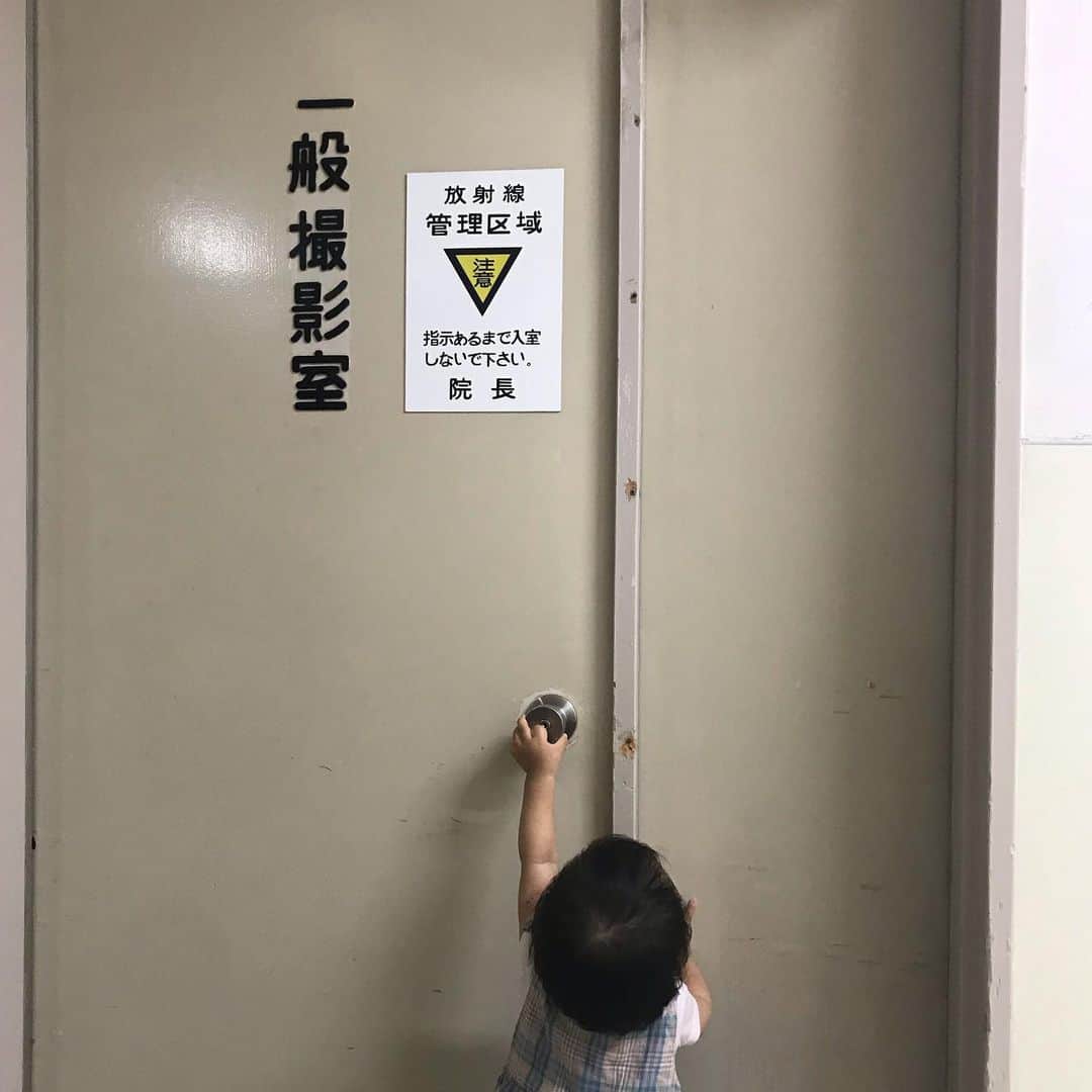 のインスタグラム：「父さま、父さま〜 ガチャガチャ🚪笑笑  骨いっちゃったってさ😭 こりゃ〜大変だ！！！ #骨折だって #こりゃ大変だ #でも #なんくるなるさー #不幸の後には幸運がやってくる」
