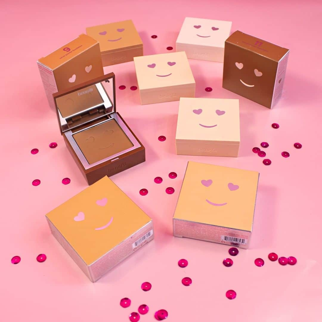 Benefit Cosmetics UKさんのインスタグラム写真 - (Benefit Cosmetics UKInstagram)「Our New #hellohappy velvet powder foundations have a stunning matte finish & lightweight texture! 😊✨ Get yours in-store or online today for £26! 🎀 #benefit #beauty #makeup #foundation . . . 📷 Image Description: Several hello happy velvet powder foundations on a pink background surrounded by sequins」7月21日 2時21分 - benefitcosmeticsuk