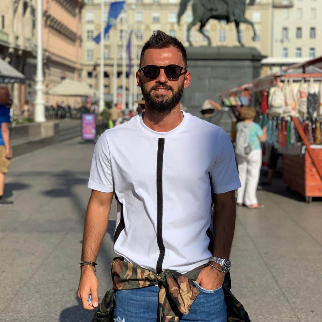 エムレ・チョラクのインスタグラム：「#Zagrep @alwehdaclub1  day off / izin günü ☀️」