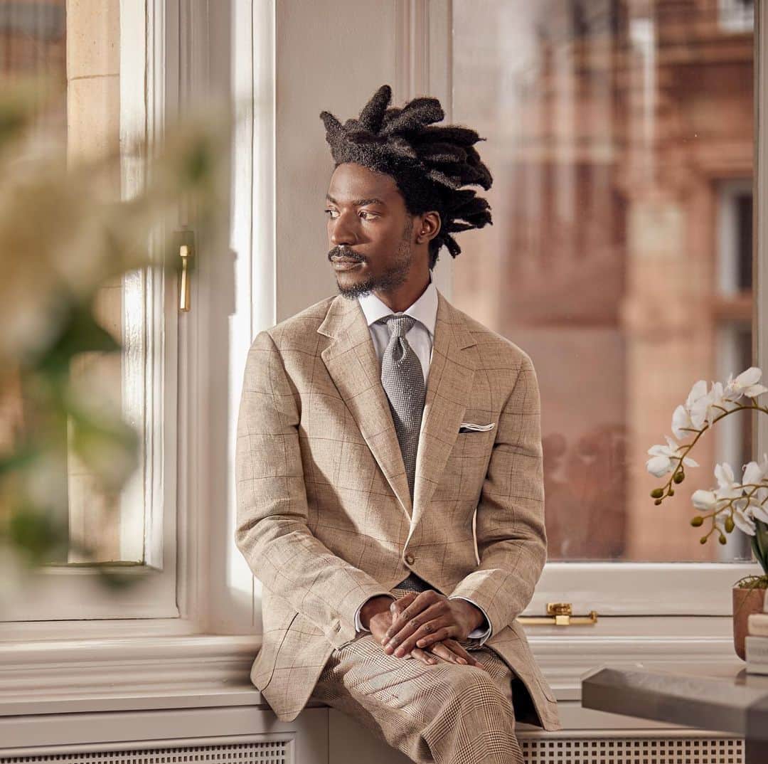 のインスタグラム：「As you'll have seen at Lord's and Wimbledon over recent weeks, linen is the fabric of choice for summer suiting this year. Perfect your spectator style with our beige windowpane linen jacket - softer and more relaxed in construction than our house block, it's an elegant choice for the warmer weather.  Available to purchase now from the Huntsman SS19 ready to wear collection.  #huntsmansavilerow #sartorial #wimbledonstyle #suitup」