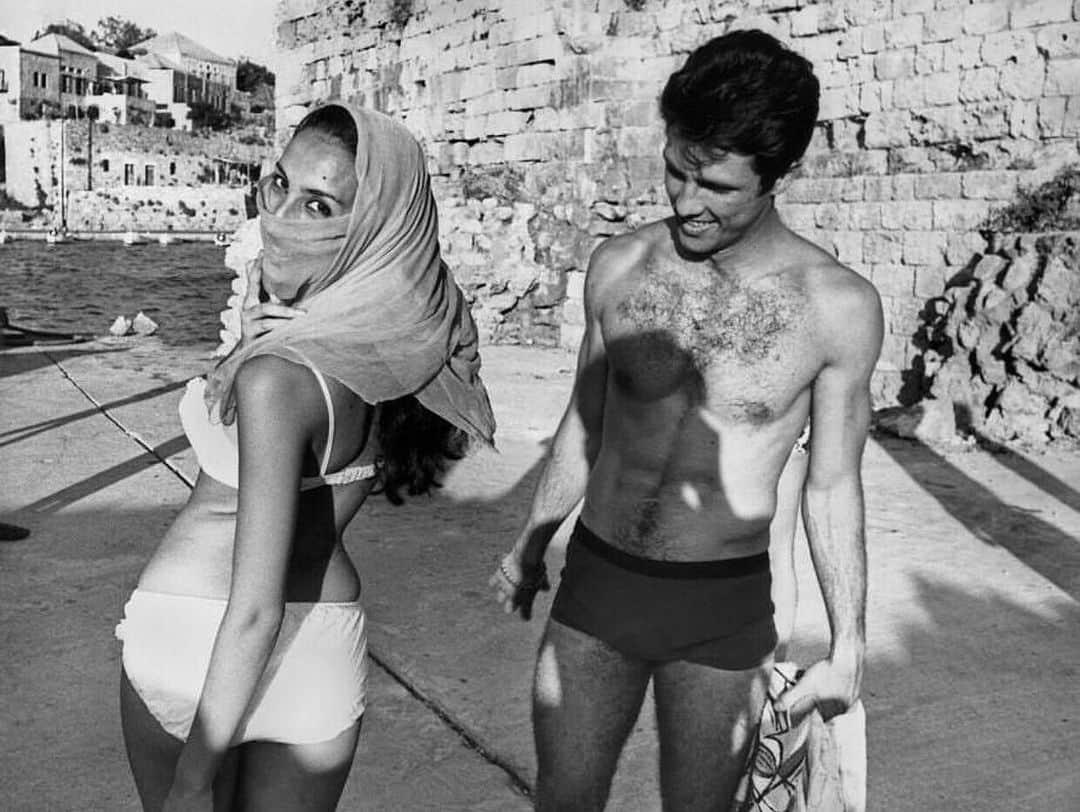Meganさんのインスタグラム写真 - (MeganInstagram)「Flirting in Lebanon, 1965 〰 photo Raymond Depardon ❤️ #raymonddepardon #blackandwhitephotography」7月21日 2時35分 - zanzan_domus