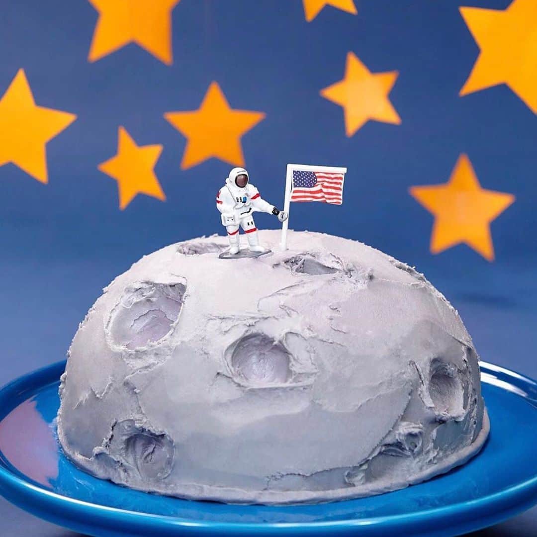 YouTubeさんのインスタグラム写真 - (YouTubeInstagram)「@rosannapansino took the historic #Apollo11 moon landing to the next level with this edible lunar masterpiece.」7月21日 2時42分 - youtube