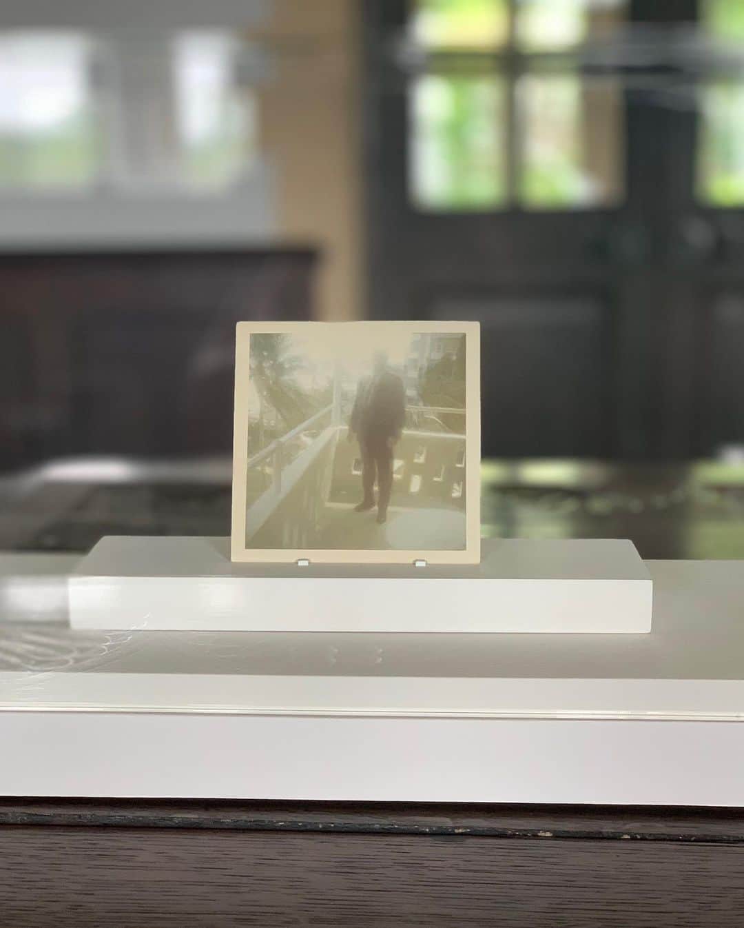 アンダーソン・クーパーさんのインスタグラム写真 - (アンダーソン・クーパーInstagram)「Amazing miniature painting by #ElishivaBiernoff. “Him” 2018. Acrylic on 1/32 inch plywood, painted on both sides. @fraenkelgallery.」7月21日 2時44分 - andersoncooper