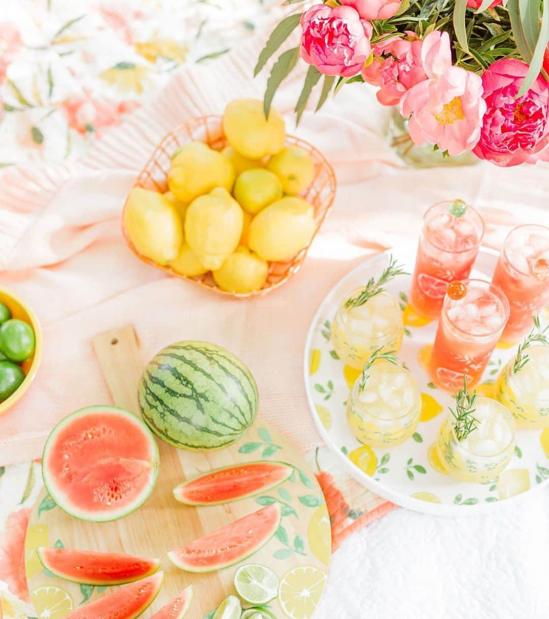 マーサ・スチュワートさんのインスタグラム写真 - (マーサ・スチュワートInstagram)「How do you serve lemonade the Martha way? @joyfullygreen used coordinated citrus-themed serveware from Martha's collection created for @macys! Pair your favorite cold beverage with fresh fruit for a summertime spread that's picnic ready. Visit the link in bio to shop the collection. 👆🏼」7月21日 2時48分 - marthastewart