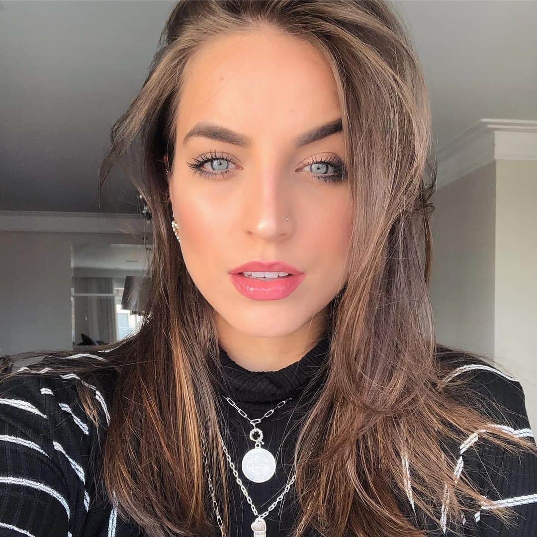 Bruna Unzuetaのインスタグラム：「Bruna sem selfie, não é Bruna 😂」