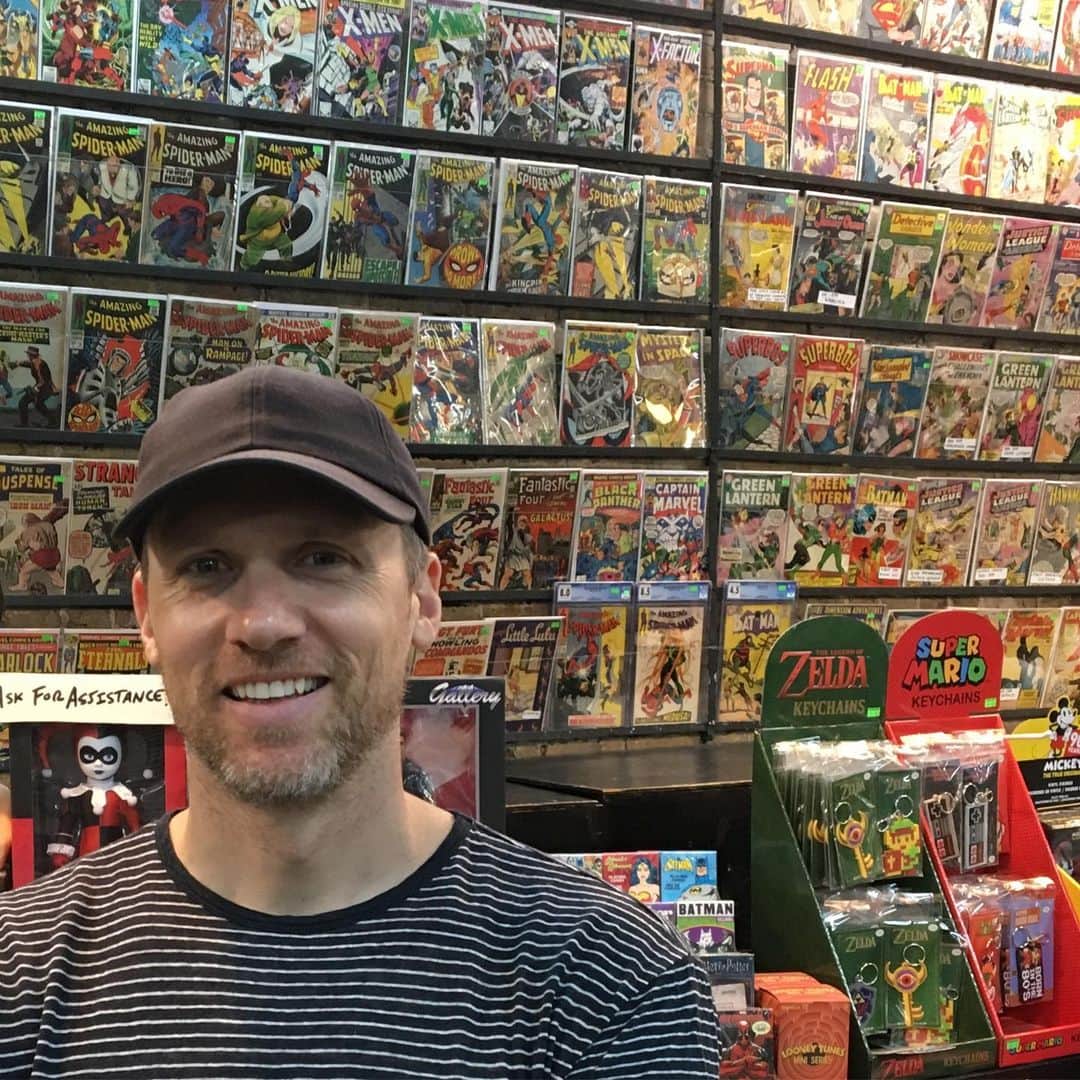 テディ・シアーズのインスタグラム：「Kid. Candy store. @chicagocomics」