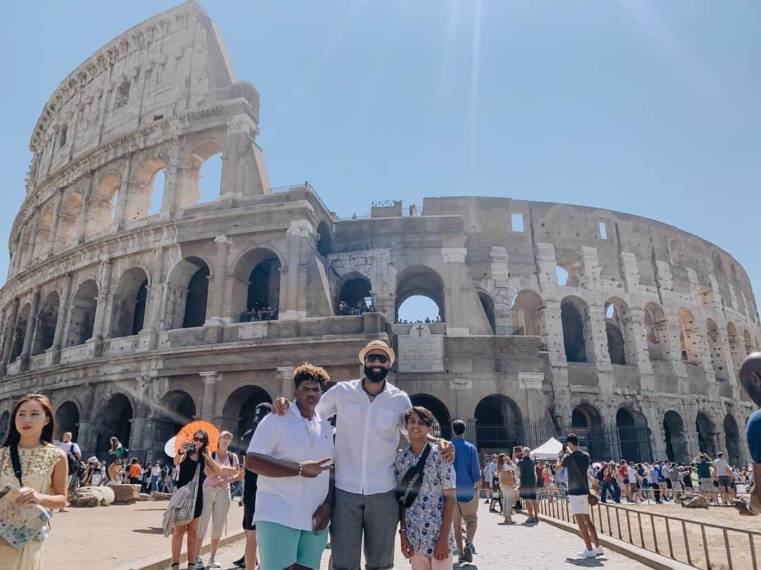 カルロス・ブーザーさんのインスタグラム写真 - (カルロス・ブーザーInstagram)「Got To Visit One Of My Favorite Places On Earth!!! Dragged These Two Along With Me 🤣... #HOLDAT」7月21日 2時56分 - mrcbooz