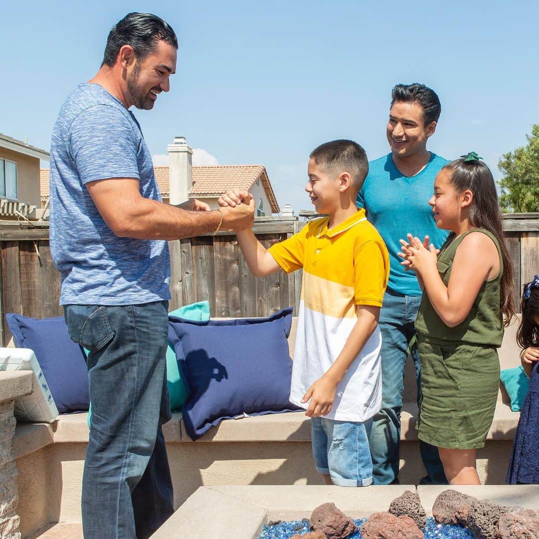 HGTVさんのインスタグラム写真 - (HGTVInstagram)「Mario Lopez surprises a family tonight with more than just a new pool! ⚾ Tune in at 10:30|9:30c to see how Justin Turner (@redturn2) and Adrián González (@adrian_eltitan) make this episode extra special. #SupersizeMyPool @dodgers」7月21日 2時57分 - hgtv