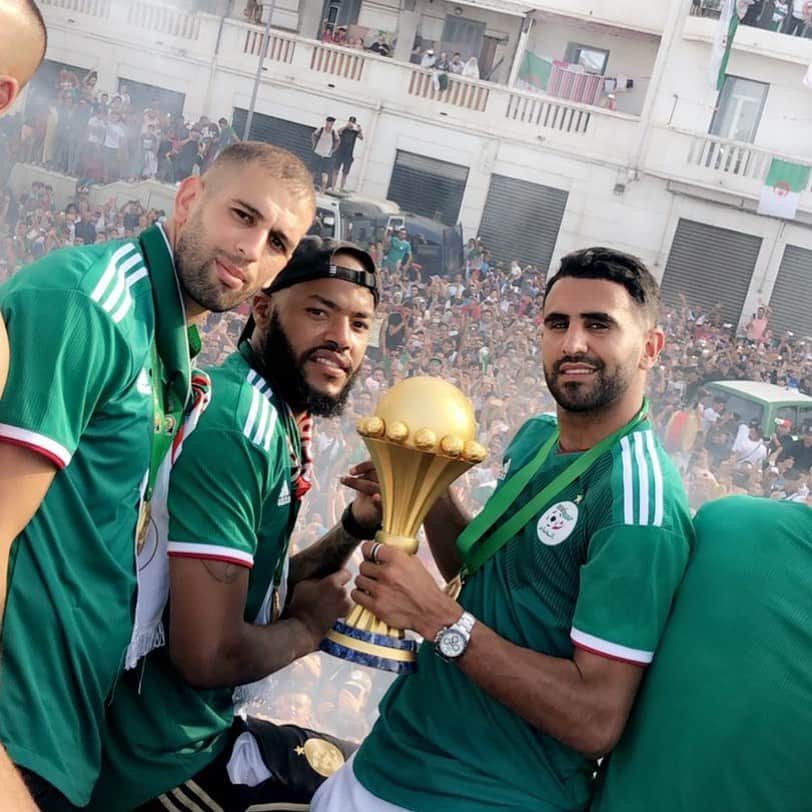 リヤド・マフレズのインスタグラム：「La Fierté des nôtres 🇩🇿💚 @islamslimani09 @raismbolhiofficiel 🏆」