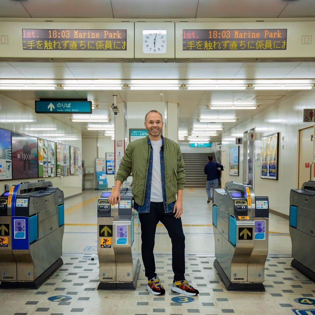 FCバルセロナさんのインスタグラム写真 - (FCバルセロナInstagram)「@andresiniesta8 awaits us in Japan! 🇯🇵 📝 Iniesta: "One year, now. My first year as a former player of Barça. My first year in Japan. A very intense year. "💙❤ 📲 Read his letter on fcbarcelona.com 📲 Descubre su carta en fcbarcelona.es 📲 Descobreix la seva carta a fcbarcelona.cat」7月21日 2時58分 - fcbarcelona