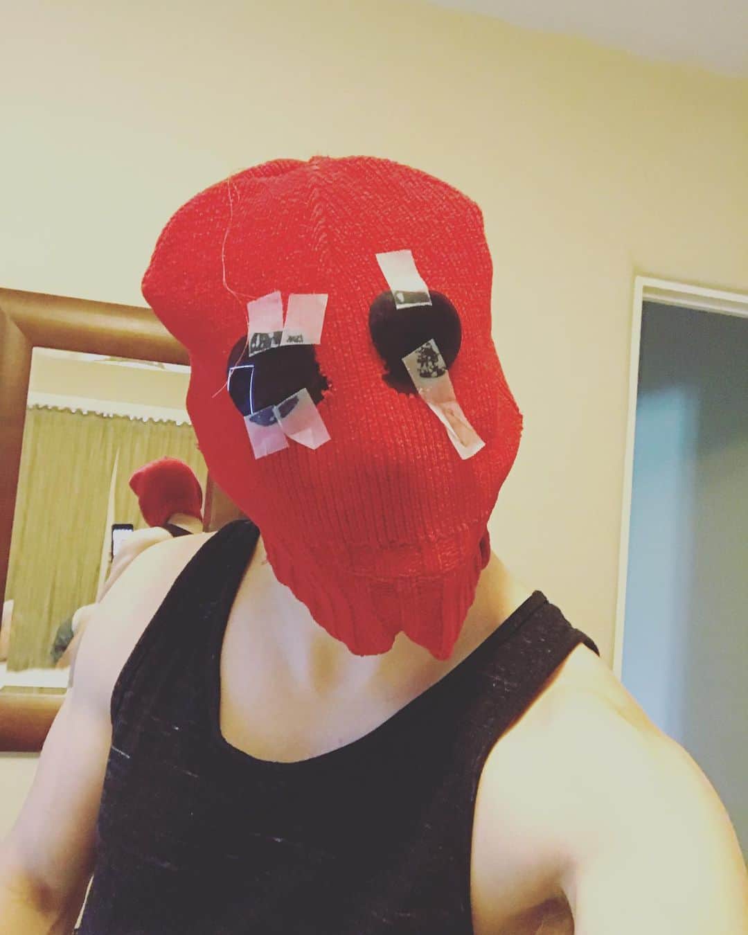カイル・ガルナーのインスタグラム：「Greetings from the mask that my 4 year old made today.... sweet dreams.」