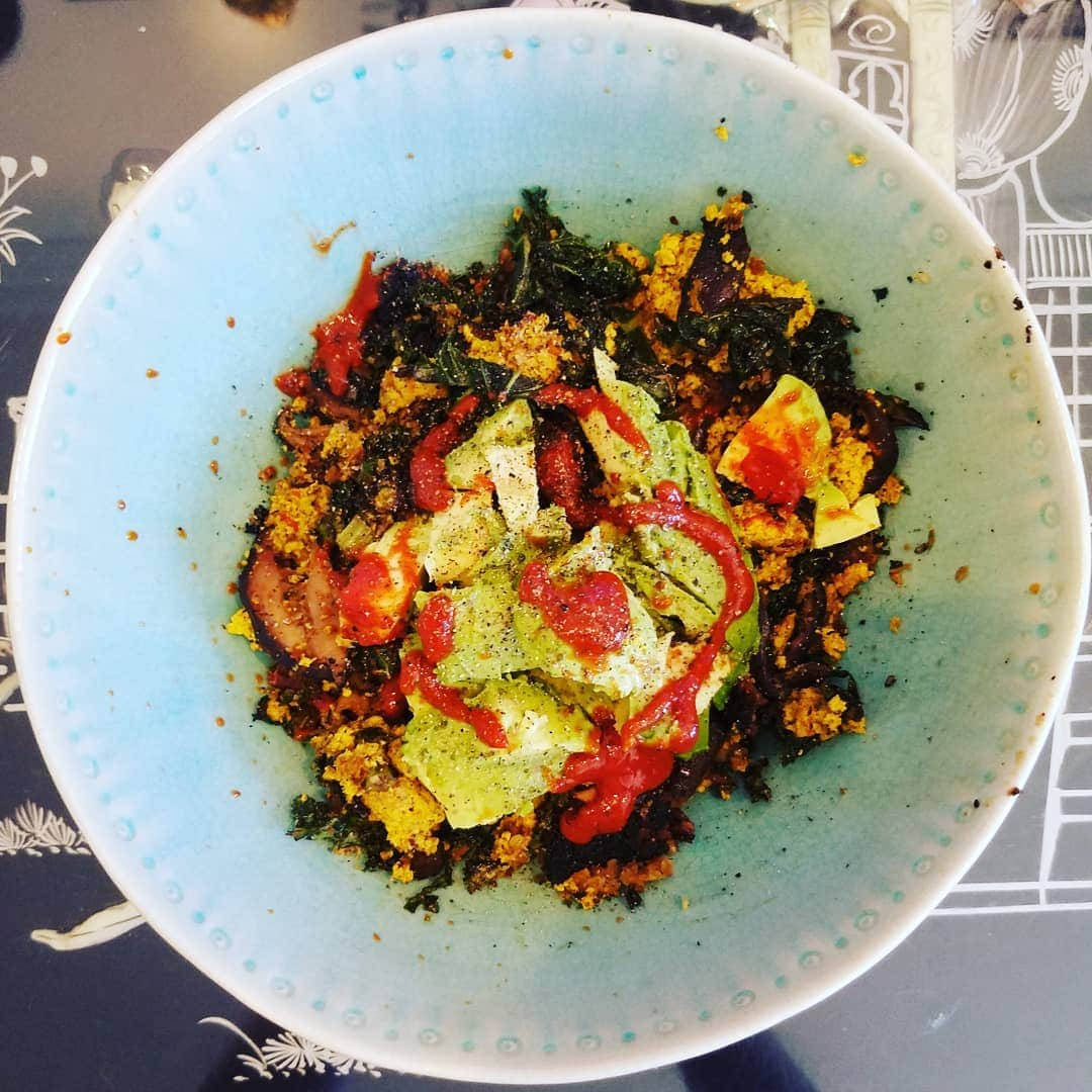 ガソリングラマーさんのインスタグラム写真 - (ガソリングラマーInstagram)「VEGAN KALE MUSHROOM AVOCADO EGG SCRAMBLE 🥚🥑🍄🍳🥦🌶🌿 #GASOLINEKITCHEN ADVENTURES  @sperofoods #veganegg #SCRAMBLIT @imperfectproduce #kale #shiitakemushrooms  @mountainroseherbs smoked black pepper chili flakes kiawe smoked salt  @coconutsecret #coconutaminos  @miyokoscreamery #VEGANBUTTER @SPROUTS #AVOCADO  @yellowbirdhotsauce #ghostpepper #hotsauce  #vegan #vegansofIG #veganaf #vegansofinstagram #veganfood #whatveganseat #instavegan #veganpower  #sperofoods  #imperfectproduce  #MOUNTAINROSEHERBS  #coconutsecret  #miyokoscreamery #SPROUTS  #yellowbirdhotsauce  @gasolineglamour  #GASOLINEGLAMOUR」7月21日 2時59分 - gasolineglamour