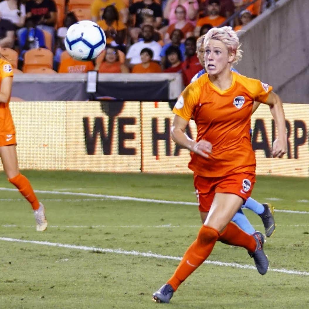 ソフィー・シュミットのインスタグラム：「The face you make when kick off is pushed back an 1hr because the heat. 38°C plus 50%+ humidity. Summer fun times. #DashOn Bring on the heat. 🔥 It's game day!!!!!」