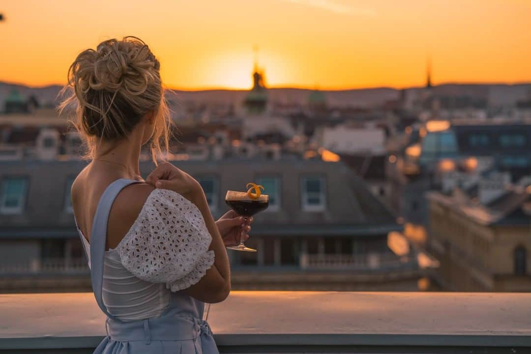 リッツ・カールトンさんのインスタグラム写真 - (リッツ・カールトンInstagram)「Warmer days call for rooftop gatherings and skyline views at The Ritz-Carlton, #Vienna. ⁣⁠ ⁣⁠ #Austria #Rooftop #RooftopBar #Sunset #GoldenHour #Restaurant #Dining #Cocktail #Skyline #Horizon #CityView #Cityscape #DateNight #Celebrate #NightOut #Travel #Travelgram #InstaTravel #TravelDiaries #PaidPartner #RCPartner via – @lesleyannemurphy」7月21日 3時00分 - ritzcarlton