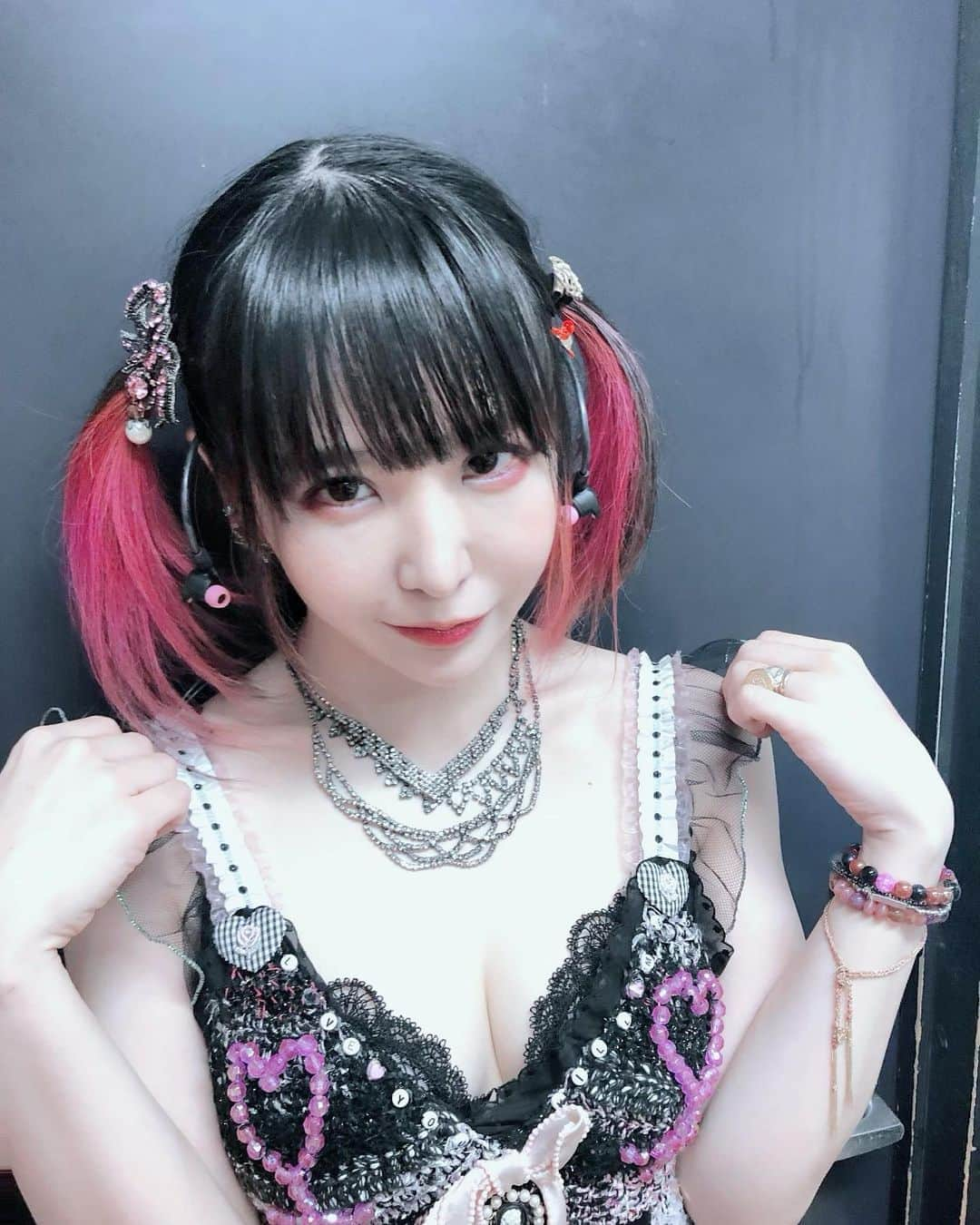 大森靖子さんのインスタグラム写真 - (大森靖子Instagram)「おっぱいは良いライブをします 平気で全裸になるくらい剥き出しでいることと、それでも1番大事なものは守ること、 音楽、それが私の仕事だから、からだをつかっていきている、ナマモノだねえ 声は正直すこしだけまだ完璧ではないけど、それ以外の調子はすこぶるすさまじいです。  大森靖子13/47 高知 X-pt. 19.7.20  マジックミラー Re: Re: Love VOID ZOC実験室 JUSTadICE Over The Party 7:77(しんじょう君は今日もめっかわ！) イミテーションガール family name ファンレター〜Re: Re: Love〜5000年後(即興弾語りマッシュアップニューポエトリー(何言ってんだか) きもいかわ 死神 非国民的ヒーロー〜あまい TOKYO BLACK HOLE 音楽を捨てよ、そして音楽へ LOW hAPPYENDROLL --少女のままで死ぬ-- オリオン座合唱アンコール 絶対彼女 #大森靖子シンガイアツアー」7月21日 3時05分 - omorimori