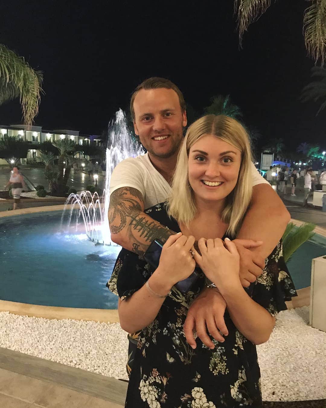 ヨシ・ヘルゲソンのインスタグラム：「Om du bara visste hur lycklig du gör mig ❤😍」