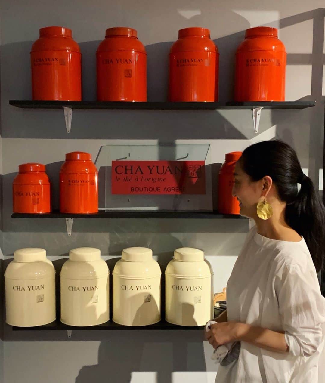 風間ゆみえのインスタグラム：「CHA YUAN JAPANの三浦さん  今度は私が仙台に行きます！😊✨ ありがとうございました‼︎ 写真4枚目、JUNの佐々木社長も試飲されて、美味しいね。とお茶をお買い求め下さいました^_^  @chayuan_japan  @la_boutique_fantasque  @maisondereefur」