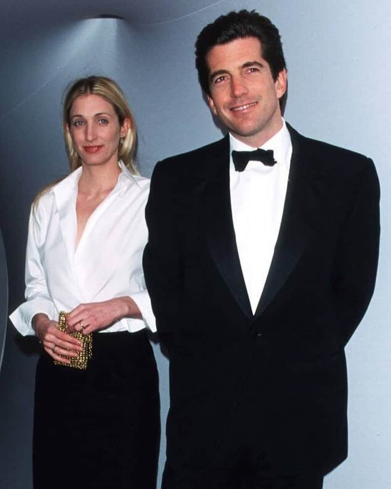 E! Onlineさんのインスタグラム写真 - (E! OnlineInstagram)「After dating Sarah Jessica Parker and Madonna, JFK Jr. was ready to settle down and proposed to Carolyn Bessete...twice...and while they wanted to live happily ever after, after 9 family deaths by airplane, the two crashed and died in a terrible twist of fate. Link in bio for a deeper look into the reality of this private relationship 20 years later. (📷: Liaison)」7月21日 3時20分 - enews