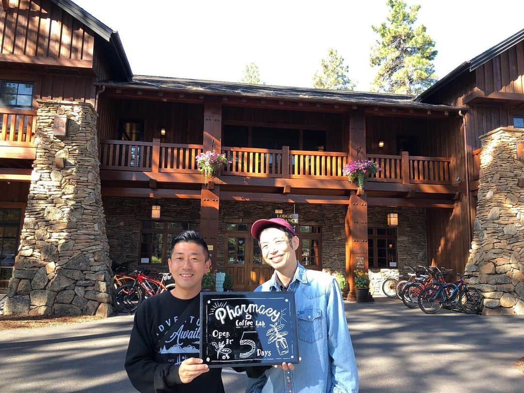 のインスタグラム：「今まで人生の中で宿泊してきた施設で、断トツに好きなロッジ。  @fivepinelodge  そんな風に思ってもらえるようなコーヒーショップにせねばね。  @pharmacycoffeelab  グランドオープンまで、あと5日！！！ #tdx #loveitportland #loveitoregon #traveloregon #travelportland #ポートランド #オレゴン #sisters #fivepinelodge #mash」
