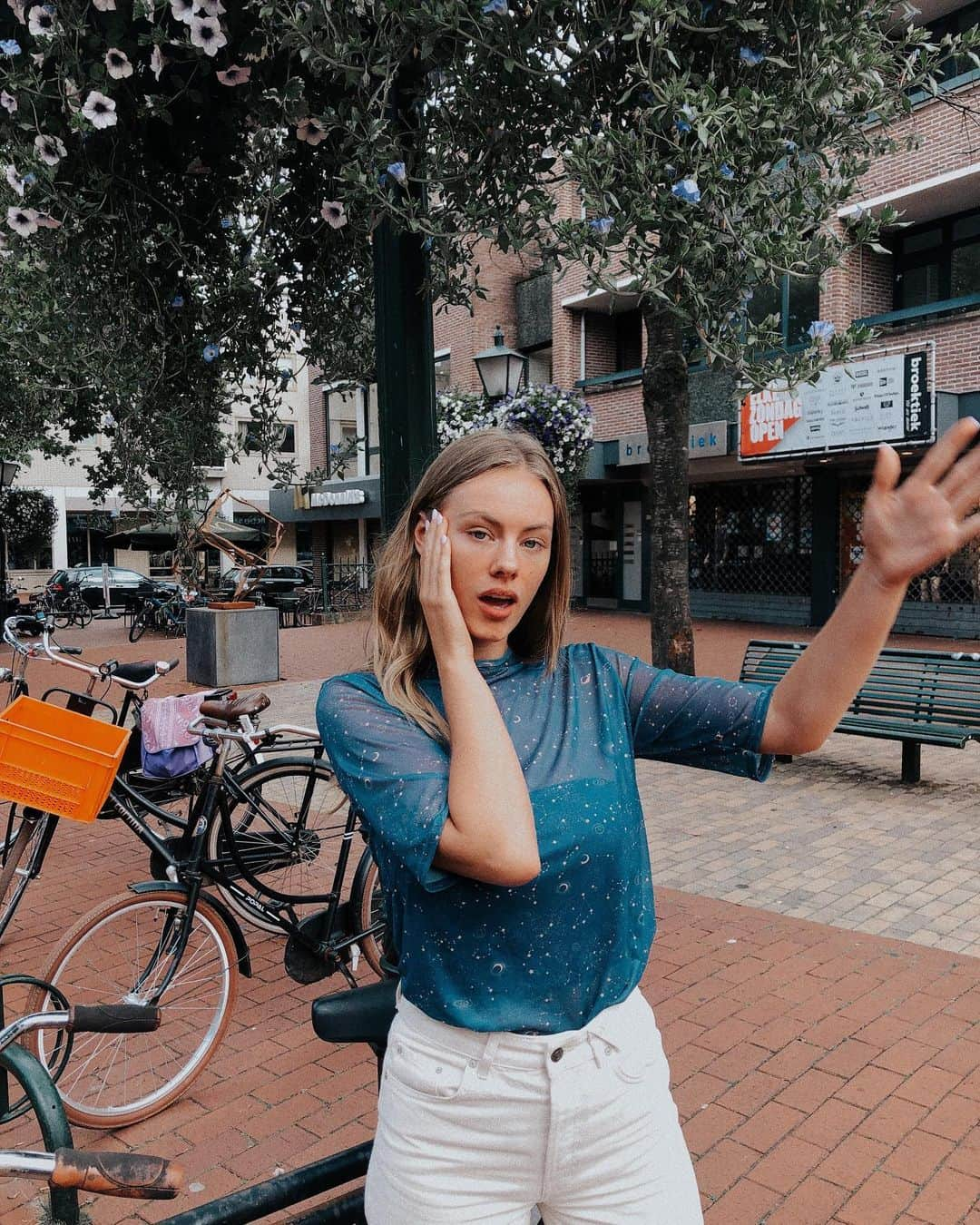 Annabel Smitさんのインスタグラム写真 - (Annabel SmitInstagram)「Tried so hard to think of a funny caption but couldn’t think of a fitting one, can you? Wearing @nastygal obsessed with this tee 😍 #NastyGalsDoItBetter」7月21日 3時18分 - annabelsmitt