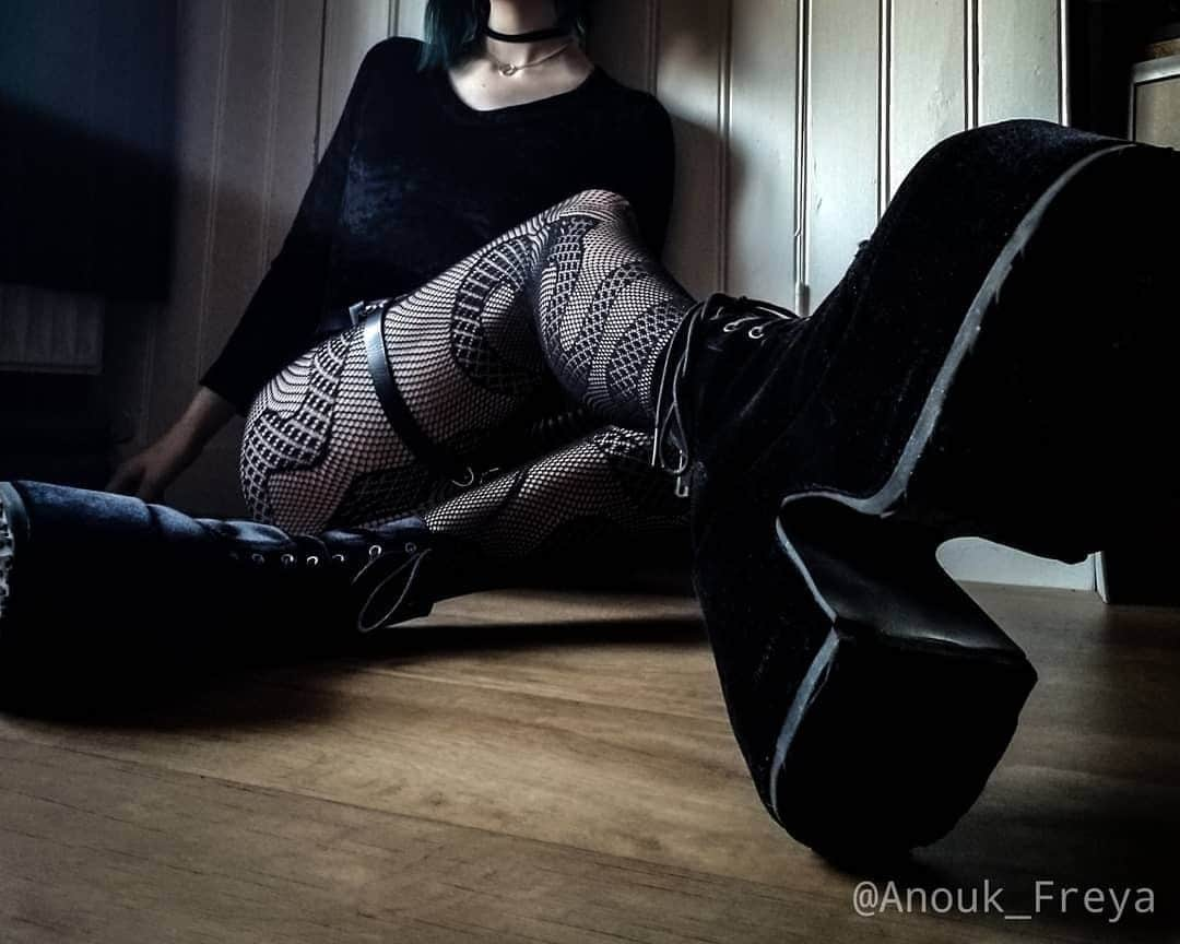 レッグアベニューさんのインスタグラム写真 - (レッグアベニューInstagram)「@anouk_freya in our snake tights! 🐍⁠ Don't forget to tag us for a chance to be featured! ⁠ ⁠ #alternativemodel #altmodel #weareattitude #goth #legs #gothic #grunge #grungegoth #gothmodel #gothicmodel #attitudeholland #boots #photography #gothgoth #gothgirl」7月21日 3時30分 - legavenue