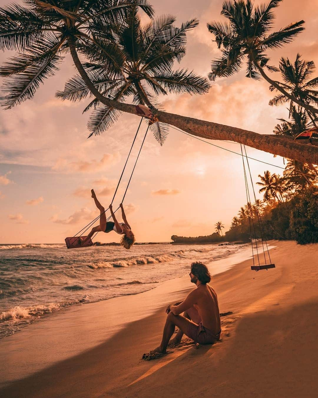 Kapten & Sonさんのインスタグラム写真 - (Kapten & SonInstagram)「'Let’s find some beautiful place to get lost!' ✨ Enjoy your saturday evening, Kaptens! @backpackdiariez found the most beautiful spot with a swing to watch an amazing sunset! 🌄 #bekapten #kaptenandson⁠ .⁠ .⁠ .⁠ #sunset #beachvibes #ocean #travelling #travelgram #traveladdicted #takemethere #sunisup #summertime #travel #passportpassion」7月21日 3時30分 - kaptenandson