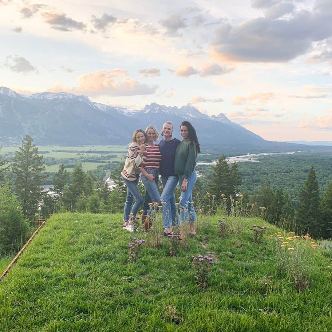 ステイシー・キーブラーさんのインスタグラム写真 - (ステイシー・キーブラーInstagram)「Love these ladies as much as I love this landscape. 💚 ⁣ ⁣ #girlfriends #jacksonhole #friends #views」7月21日 3時28分 - stacykeibler