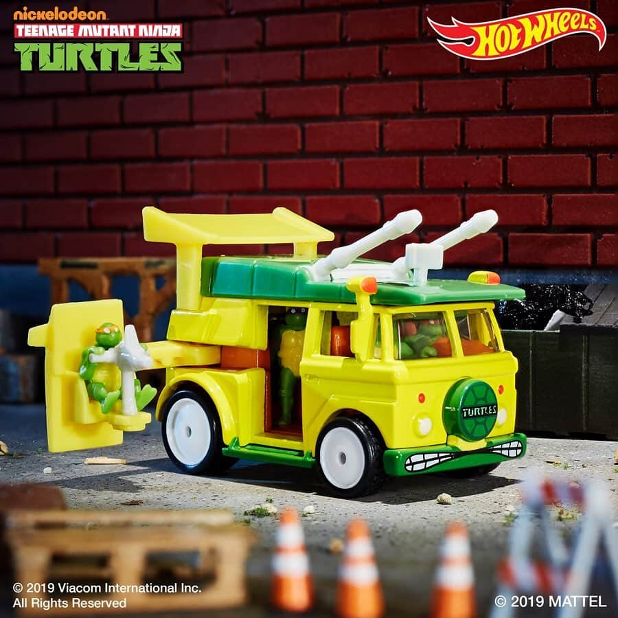 Hot Wheelsさんのインスタグラム写真 - (Hot WheelsInstagram)「COWABUNGA! The #SDCC exclusive Teenage Mutant Ninja Turtles Party Wagon is ready to rock n’ roll! 🎉 #HotWheels #TMNT」7月21日 3時31分 - hotwheelsofficial