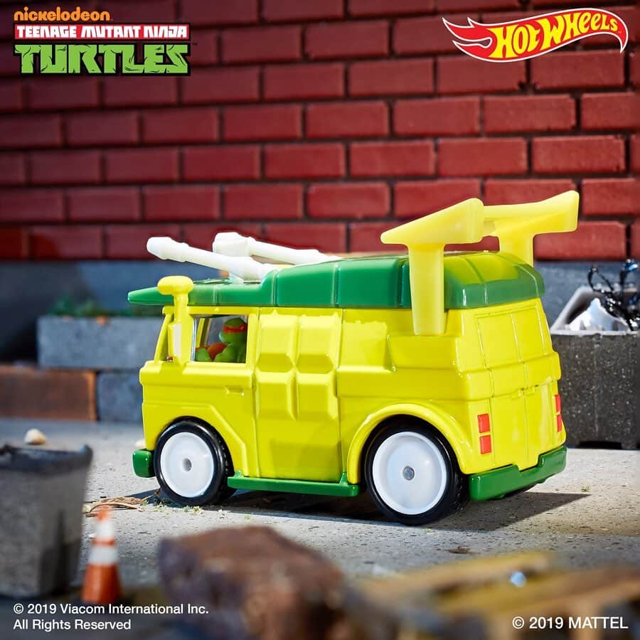 Hot Wheelsさんのインスタグラム写真 - (Hot WheelsInstagram)「COWABUNGA! The #SDCC exclusive Teenage Mutant Ninja Turtles Party Wagon is ready to rock n’ roll! 🎉 #HotWheels #TMNT」7月21日 3時31分 - hotwheelsofficial