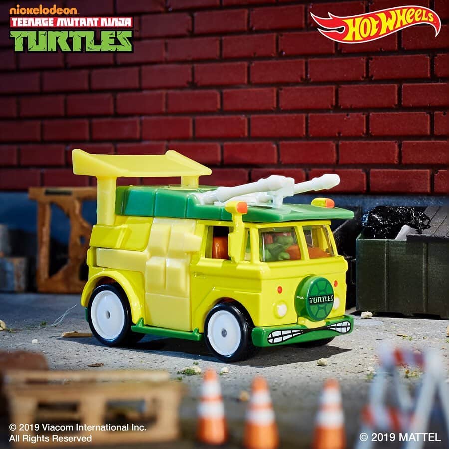 Hot Wheelsさんのインスタグラム写真 - (Hot WheelsInstagram)「COWABUNGA! The #SDCC exclusive Teenage Mutant Ninja Turtles Party Wagon is ready to rock n’ roll! 🎉 #HotWheels #TMNT」7月21日 3時31分 - hotwheelsofficial