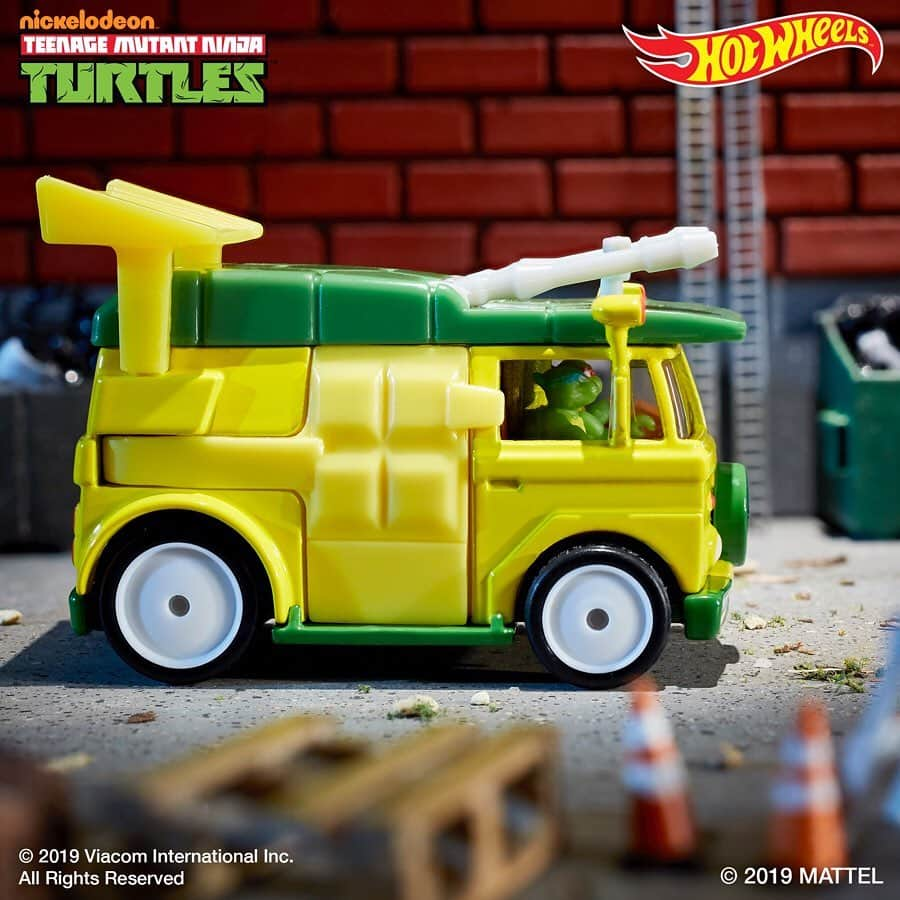 Hot Wheelsさんのインスタグラム写真 - (Hot WheelsInstagram)「COWABUNGA! The #SDCC exclusive Teenage Mutant Ninja Turtles Party Wagon is ready to rock n’ roll! 🎉 #HotWheels #TMNT」7月21日 3時31分 - hotwheelsofficial