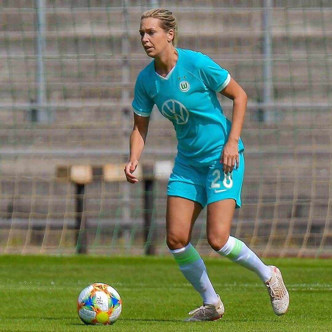 レナ・ゲースリンクさんのインスタグラム写真 - (レナ・ゲースリンクInstagram)「Nee Jersey🔵, First Game⚽️, First Win 👏 #preseason #vflwolfsburg #vflwolfsburgfrauen #nicetobeback」7月21日 3時31分 - lena_goessling