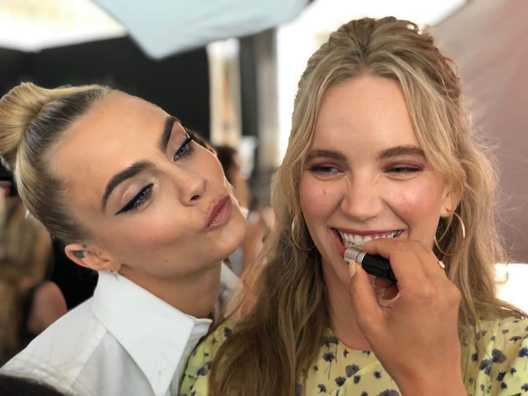 カーラ・デルヴィーニュのインスタグラム：「Photobomb @tamzinmerchant 📸 by @travisbeacham」
