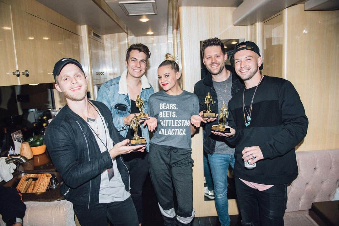 Kelsea Balleriniさんのインスタグラム写真 - (Kelsea BalleriniInstagram)「loveddd playing a show with my guys last night. here’s a little throwback to end of tour when I held the Dundie Awards to show my true appreciation for them 😂」7月21日 3時47分 - kelseaballerini