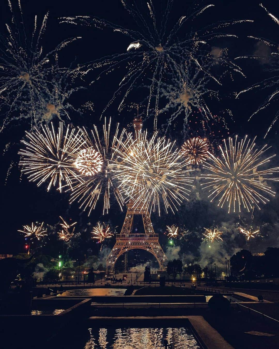sananasさんのインスタグラム写真 - (sananasInstagram)「Petit souvenir du 14 juillet 😍C’était la première fois que je voyais le feu d’artifice de si près ! La Tour Eiffel est déjà une merveille mais là je dois bien avouer que c’était magique 😍 Bon à force de passer devant quasi tous les jours je me dis aussi qu’il faudrait que j’y monte un jour 😅Bonne soirée mes ananas ! Qui a vu ma nouvelle vidéo ? 😄Le lien est dans la bio 😘 . #TourEiffel #EiffelTour #Magic #Paris」7月21日 3時47分 - sananas2106