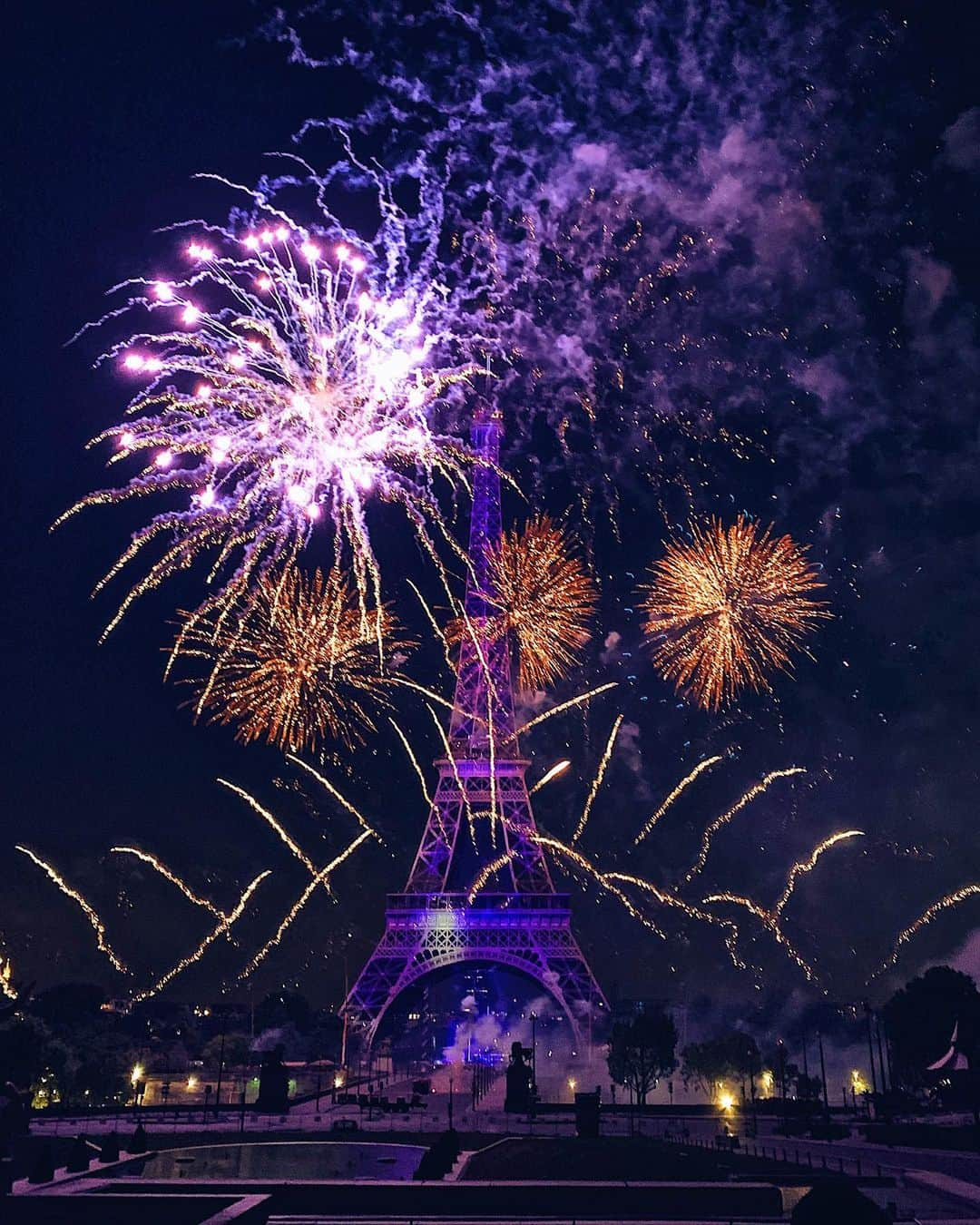 sananasさんのインスタグラム写真 - (sananasInstagram)「Petit souvenir du 14 juillet 😍C’était la première fois que je voyais le feu d’artifice de si près ! La Tour Eiffel est déjà une merveille mais là je dois bien avouer que c’était magique 😍 Bon à force de passer devant quasi tous les jours je me dis aussi qu’il faudrait que j’y monte un jour 😅Bonne soirée mes ananas ! Qui a vu ma nouvelle vidéo ? 😄Le lien est dans la bio 😘 . #TourEiffel #EiffelTour #Magic #Paris」7月21日 3時47分 - sananas2106