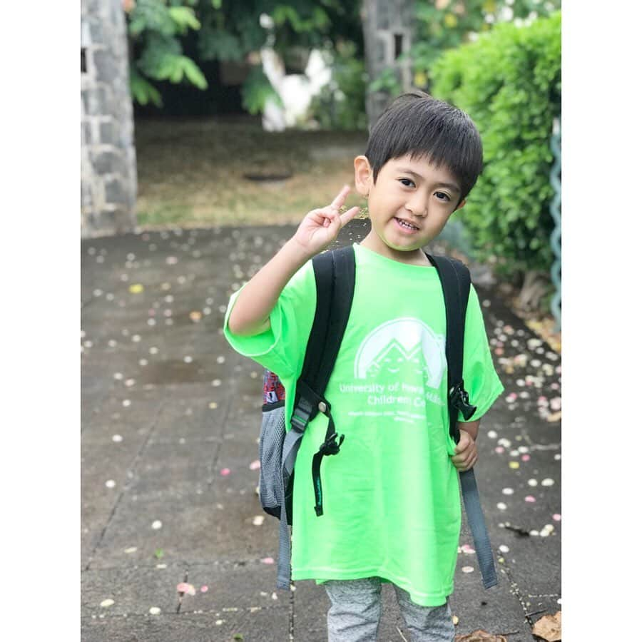 ryo0809appleさんのインスタグラム写真 - (ryo0809appleInstagram)「UHM Children's Center Day4 ・ ・ ・ 子ども達はSchool Busに乗って遠足へ。 幼稚園のTシャツをみんなおソロで着て行きました😊 遠足から帰ってきてからもゲームしたりで盛り上がってお昼寝なしで遊んでた模様😳 母は今回の目標の1つ、Hawaiiでsurfする為ホストファミリーと海へ🏄‍♀️ 波には全く乗れなかったけど、浮いてるだけで幸せな気分になれる風景。 旦那さんがずっと言ってた意味がわかった。 サーフスクーフに申し込もうかと思ったけど予定が間近まで分からず諦めてたので、ホストファミリーがサーフィンするご夫婦で、誘って貰えてLuckyでした😊 surf後に食べたYuchun冷麺もやっぱり美味しかった〜😍 この日の夜はご近所さんも一緒に広いお庭でBBQ Party🍖 Reoはご近所のパパさんに乗り方を教えて貰ってました😄 ・ ・ すっかりハマってしまってるSpider-Man🕸 さすがアメリカ、オモチャも日本にないような物やあっても高い物が日本より断然安くある‼️ 気付けばなかなか色んなグッズが揃ってました🤣 特にお気に入りはフィギュアとゴーグル🥽 早速つけて、なぜか七夕の歌を披露してくれました🤣🤣🤣 歌詞間違ってるけどね😂 ・ ・ ・ #hawaii #ハワイ記録 #ホームステイ #サマースクール #息子写真 #5歳男の子 #親バカ部  #親バカ部ig_kids  #男の子ママ #surf #surfinghawaii」7月21日 3時40分 - ryo0809apple