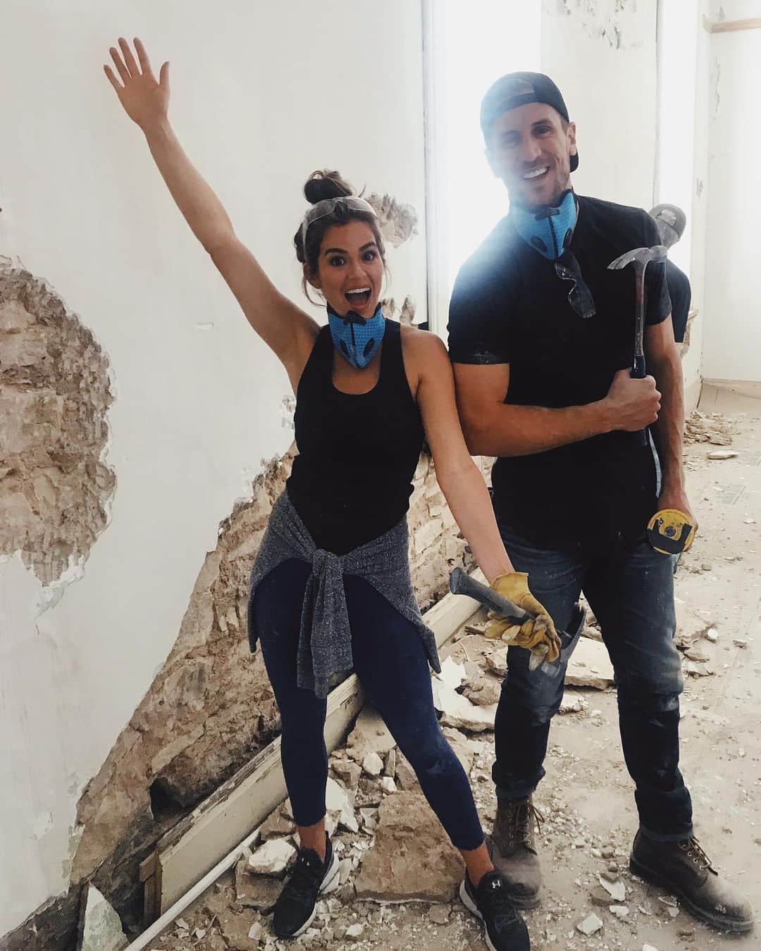 ジョジョ・フレッチャーのインスタグラム：「We have spent the last few months renovating crazy, unique, but totally unutilized properties and turned them all into amazing vacation rentals... AND WE CANT WAIT TO SHOW YALL! It’s been a ton of hard work, long long long days and nights, but the most fun and rewarding projects I’ve ever done. Only 3 more days until our new show, CashPad, premieres on @cnbcprime!! July 23, 10/9c! 💕」