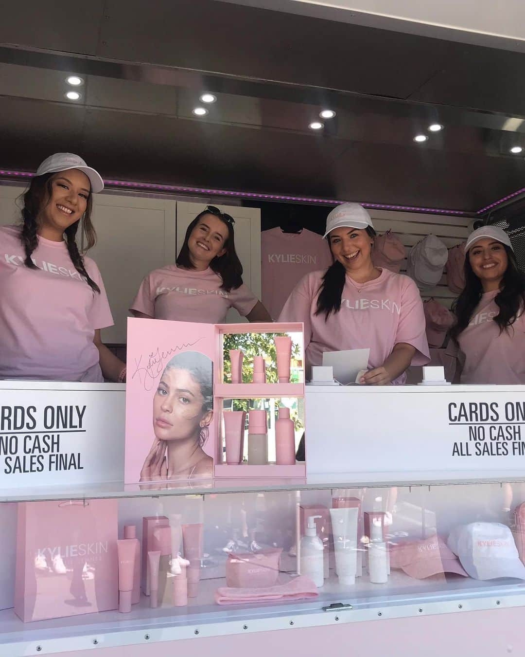 クリス・ジェンナーさんのインスタグラム写真 - (クリス・ジェンナーInstagram)「Come visit the @kylieskin @kylietruck at The Village at @westfieldtopanga today!!! 💕 pick up @kyliejenner’s new summer collection before it launches on Monday! #KylieSkin #KylieTruck」7月21日 3時49分 - krisjenner