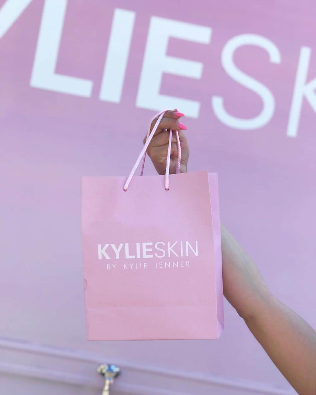 クリス・ジェンナーさんのインスタグラム写真 - (クリス・ジェンナーInstagram)「Come visit the @kylieskin @kylietruck at The Village at @westfieldtopanga today!!! 💕 pick up @kyliejenner’s new summer collection before it launches on Monday! #KylieSkin #KylieTruck」7月21日 3時49分 - krisjenner